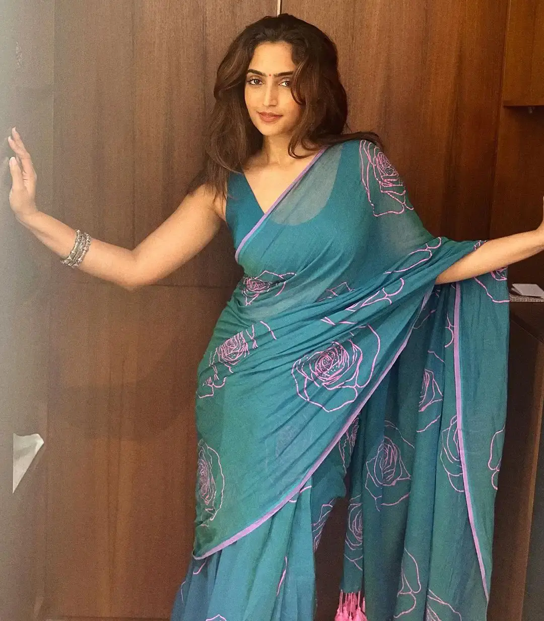 INDIAN ACTRESS REBA MONICA JOHN STILLS IN BLUE COLOR SAREE SLEEVELESS BLOUSE 2